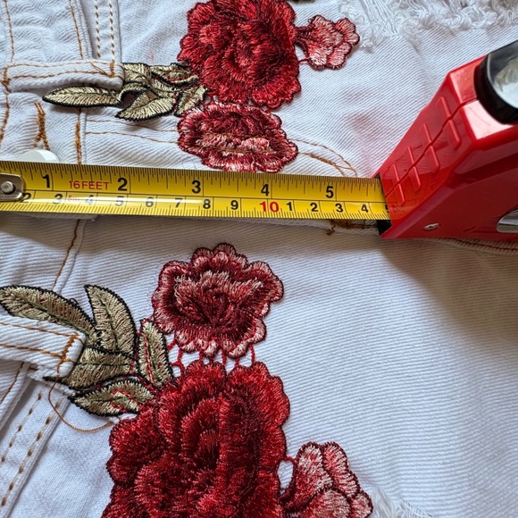 TWFS Distressed White Jean Shorts, Hip Cutout, with Flower Appliques - XS - Picture 13 of 13